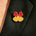 Broche de Noël en émail avec cloches jaunes et nœud rouge festif sur revers de veste - Cloches (6065)