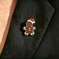 Broche en émail bonhomme de pain d'épices avec bonnet de Noël sur revers noir - Bonhomme de Pain d'Épices (6074)