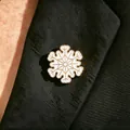 Élégante broche flocon de neige en émail blanc sur le revers d'un costume sombre - Flocon de Neige (6073)