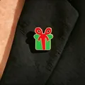 Broche boîte-cadeau de Noël verte avec nœud rouge sur revers de costume - Boîte Cadeau (6071)