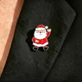Mignonne broche en émail Père Noël épinglée sur un revers noir pour décoration de Noël - Père Noël (6070)