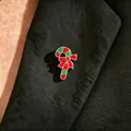 Broche festive en émail rouge et vert en forme de sucre d'orge de Noël avec nœud rouge - Sucre d'Orge (6069)