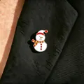 Jolie broche bonhomme de neige en émail pour Noël épinglée sur un revers noir - Bonhomme de Neige (6068)