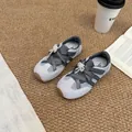 Atmungsaktive graue Mesh-Ballett-Sneaker für Mädchen mit eleganten Perlenbogen-Details - 32 (Innenlänge 20.3cm) / Grau (Hohlnetz)
