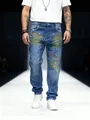 Dettaglio di jeans blu da uomo a gamba dritta con esclusivi schizzi di vernice e decori. - Taglia S / Pantaloni e gonne / Azzurro