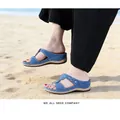 Sandales compensées bleues avec boucle métallique en situation sur la plage - 36 / Bleu marine
