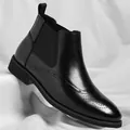 Klassische schwarze Herren Chelsea Boots aus Leder mit eleganten Brogue-Verzierungen - 38 / Chelsea Stil / Schwarz