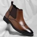 Klassischer brauner Chelsea-Stiefel aus Leder mit Brogue-Flügelkappe und glänzender Spitze - 38 / Brogue Geschnitzter Stil / Braun