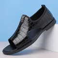 Sandalias de hombre en color negro con grabado de cocodrilo y aberturas laterales transpirables - 38 / Negro