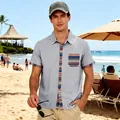 Grijs heren strandshirt in boho-stijl met kleurrijke gestreepte zak en knoopsluiting - S / Tops / Lichtgrijs