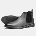Dettaglio degli stivaletti Chelsea da uomo in pelle grigia retrò con un elastico - 40 / Grigio Vintage