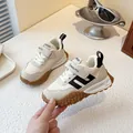 Baskets de sport pour filles en beige avec des rayures noires et semelles marron - 26 / Blanc Cassé