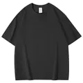 Vista detallada de una camiseta clásica de algodón negro de manga corta con cuello redondo. - Gris oscuro