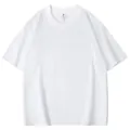 Detailopname van een minimalistisch wit heren t-shirt met verlaagde schouders. - S / Tops / Wit