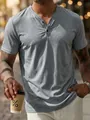 Detail van een grijs ademend Henley T-shirt voor heren met knoopsluiting en zachte stof. - S / Tops / Grijs