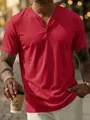 Vue détaillée d'un t-shirt Henley rouge à manches courtes pour homme dans un cadre décontracté - Rouge