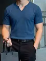 Dettaglio della trama in maglia a coste blu sulla maglietta estiva da uomo con scollo a V - Taglia S / Top / Blu navy