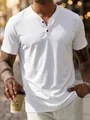 Detailopname van een wit heren Henley T-shirt met twee knopen en ademende stof - S / Tops / Wit