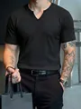 Dettaglio ravvicinato della trama a costine e scollo a V di questa t-shirt nera da uomo. - Taglia S / Top / Nero