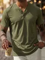 Détail du t-shirt Henley vert olive montrant le tissu respirant et le col à boutons - Vert Militaire
