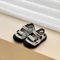 Détail rapproché des sandales argentées respirantes pour enfants avec bout fermé - Taille 24 Longueur Intérieure 15.7cm / Argent