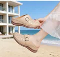 Vue détaillée de sandales compensées beiges avec motifs ajourés et boucle décorative. - 36 / Abricot