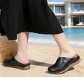Mules fermées pour femmes en cuir noir avec coutures blanches et talons compensés - 36 / Noir