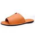 Sandalia tipo chancla de cuero marrón para hombre con diseño de cabeza de león y suela negra - 38 / Naranja