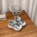 Gros plan de chaussures de sport argentées pour enfants en maille avec bandes auto-agrippantes - 22 / Style Sportif en Maille / Argent