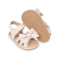 Detailansicht der rosa Mädchen Sandalen mit großer Schleife und rutschfester Sohle. - 11cm / Aprikose