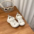 Baskets enfant en maille blanche respirante avec velcro sur une table en bois - 22 / Style Sportif en Maille / Beige