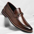 Mocasines clásicos premium de cuero marrón para hombre con detalle de hebilla de metal - 37 / Marrón