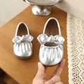 Détail d'une chaussure Mary Jane argentée pour fille avec nœud et volants - 21 / Argent