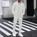 Detalle de la textura de gofre blanca en el conjunto de camisa y pantalón para hombre. - Blanco