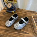 Vue détaillée des ballerines Mary Jane argentées ajourées avec un design respirant - Gris Argent