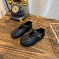 Ballerines Mary Jane noires classiques avec motif ajouré respirant et boucle dorée - Noir