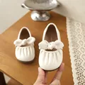 Gros plan de chaussures Mary Jane crème pour bambin avec nœud et détails plissés. - 21 / Blanc Cassé