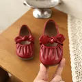 Vue détaillée de chaussures Mary Jane rouges pour filles avec un joli nœud et cuir plissé - 21 / Rouge