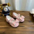 Vista detallada de zapatos Lolita de charol rosa con detalles de encaje y lazo - Rosa