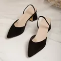 Λεπτομέρεια από κομψές μαύρες σουέτ γόβες slingback με χρυσό χοντρό τακούνι - Μαύρο