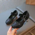 Primer plano detallado de zapatos negros de princesa para niña con pedrería brillante - Negro