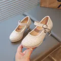 Detalle de los zapatos de princesa blancos para niña con pedrería brillante y luna - Blanco Roto