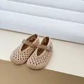 Detailaufnahme der beige geflochtenen Mädchen-Sandalen mit verstellbarem Riemen - Größe 18 Innen 13.6cm / Beige