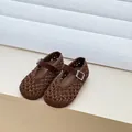Nahaufnahme von braunen gewebten ausgehöhlten Mary Jane Sandalen für Mädchen mit Riemen - Größe 18 Innen 13.6cm / Braun