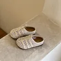 Gros plan de sandales beige tissées et ajourées pour petite fille avec semelle souple - Taille 23 (Longueur Intérieure 15,0 cm) / Beige