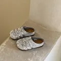 Gros plan sur des sandales pour enfants tressées argentées avec de jolies semelles souples - Taille 23 (Longueur Intérieure 15,0 cm) / Argent