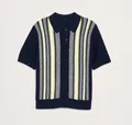 Detalle de un elegante polo de punto para hombre con rayas azul marino y verde. - Azul