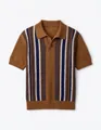 Vista frontal del polo de punto marrón con rayas verticales azules y blancas - Marrón Oscuro
