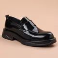 Mocasines de charol negro para hombre con suela gruesa al estilo clásico británico. - 38 / Negro