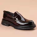 Elegantes mocasines de charol marrón oscuro para hombre con suela de plataforma negra - 38 / Marrón